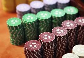 Layar French Roulette live dengan dealer dan roda di studio coktogel